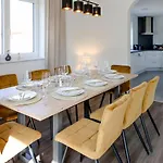 Lumen Homes - Design-apartment Nahe Audi Und Altstadt, 3 Zimmer, Ueber 100 M2, Balkon דירה *