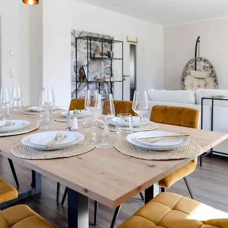 Lumen Homes - Design-apartment Nahe Audi Und Altstadt, 3 Zimmer, Ueber 100 M2, Balkon